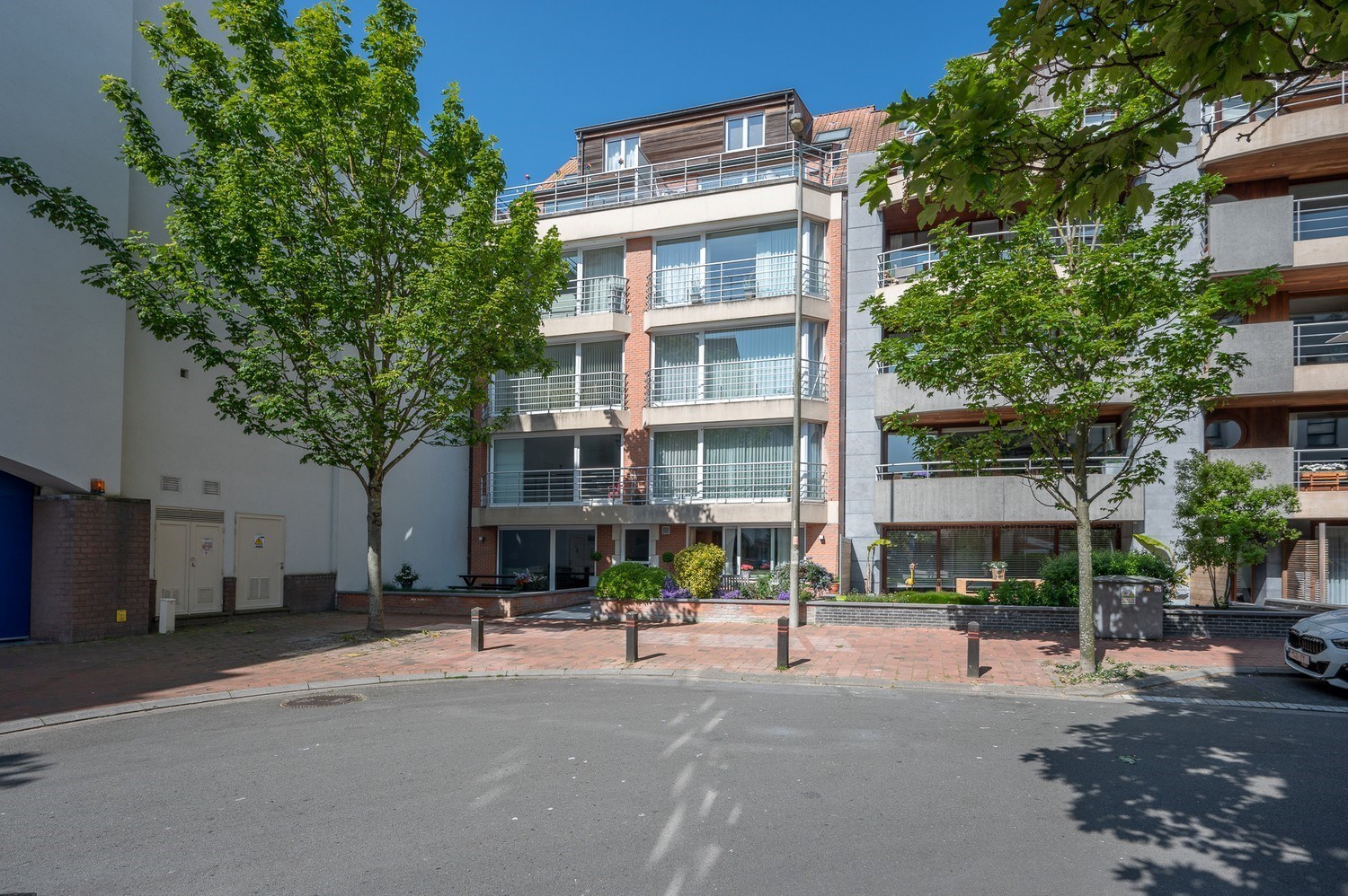 Ruim appartement met 3 slaapkamers en 2 badkamers in Knokke met open zicht in de straat. 