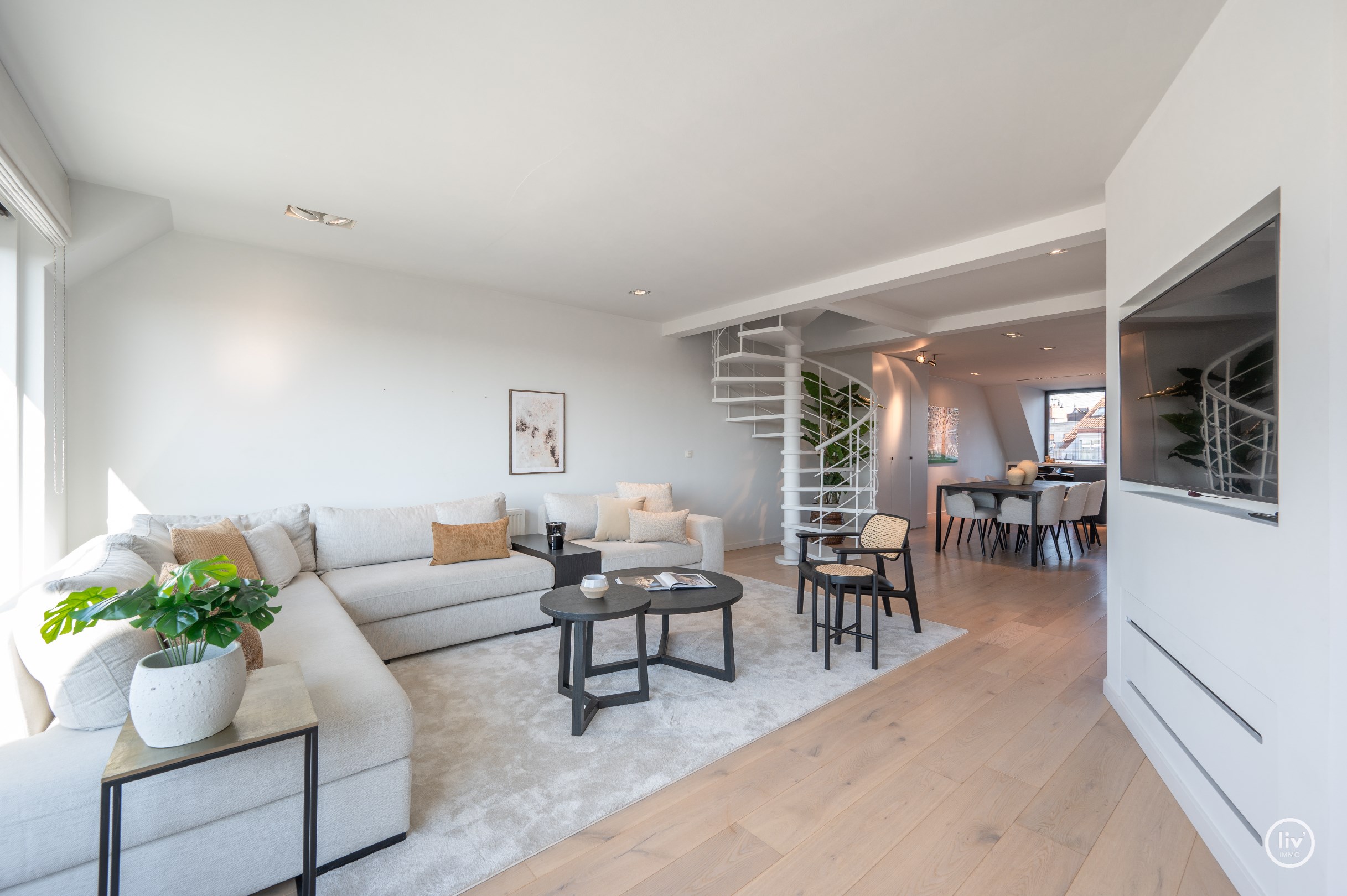 Prachtig, ruim gerenoveerd duplex appartement met magnifieke open zichten en terrassen vlakbij het Rubensplein en zeedijk te Knokke. 