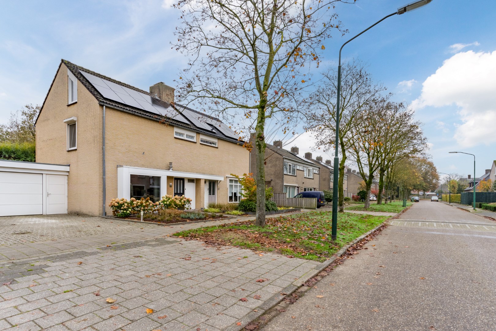 Moderne tweekapper met garage / berging, tuin en tuinkamer gelegen in een rustige kindvriendelijke  woonomgeving. Energielabel B. 