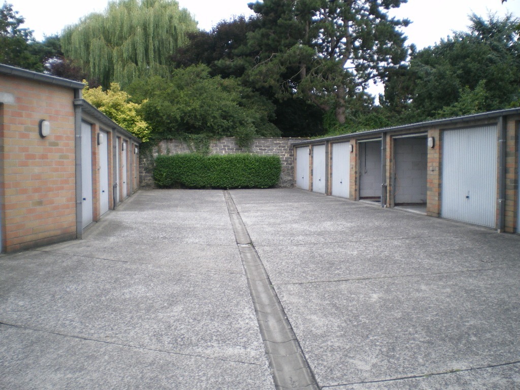 Garagebox op wandelafstand van het station. 