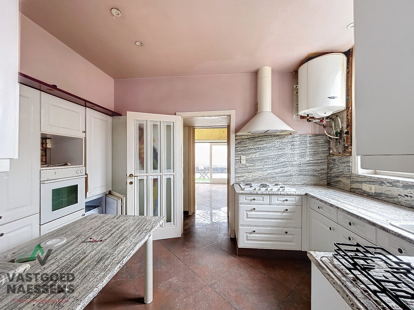 Maison d&#39;angle avec entrep&#244;t - garage - 5 chambres &#224; coucher et terrasse 