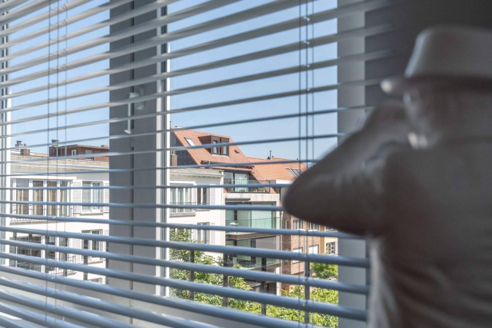 Volledig gerenoveerd 2 slaapkamer-appartement met een magnifiek OPEN ZICHT over de villa&#39;s te Churchilllaan. 