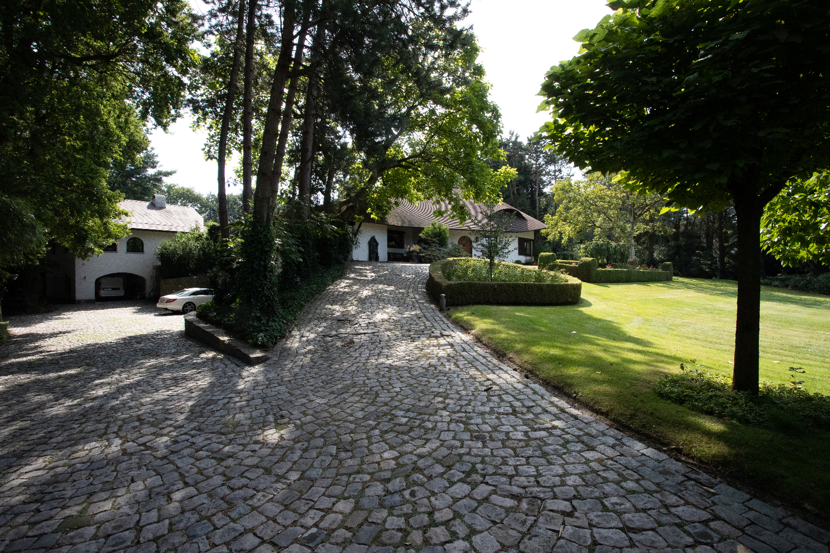 Riante villa met orangerie gelegen op een ingericht terrein van ca. 50 are 