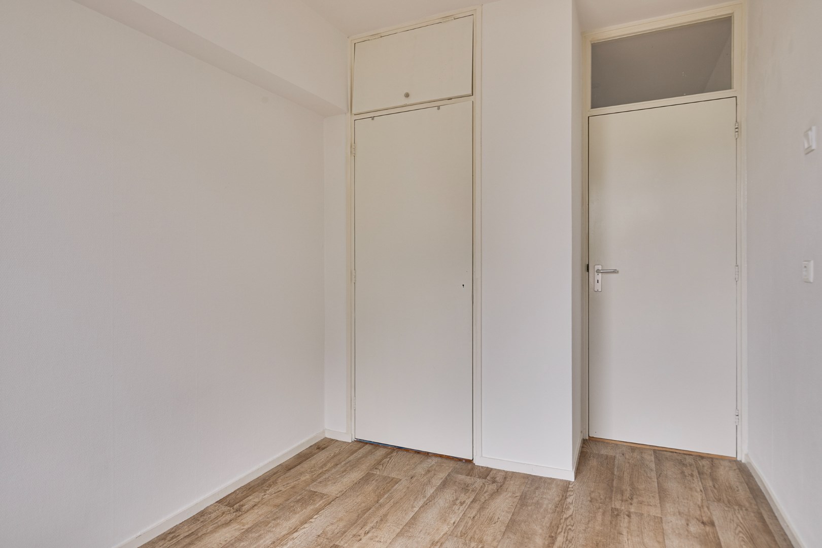 Kopers opgelet! Ruim instap klaar 4-kamer appartement op de 4e verdieping met 3 slaapkamers, 2 balkons, berging in de onderbouw en gelegen op eigen grond! 