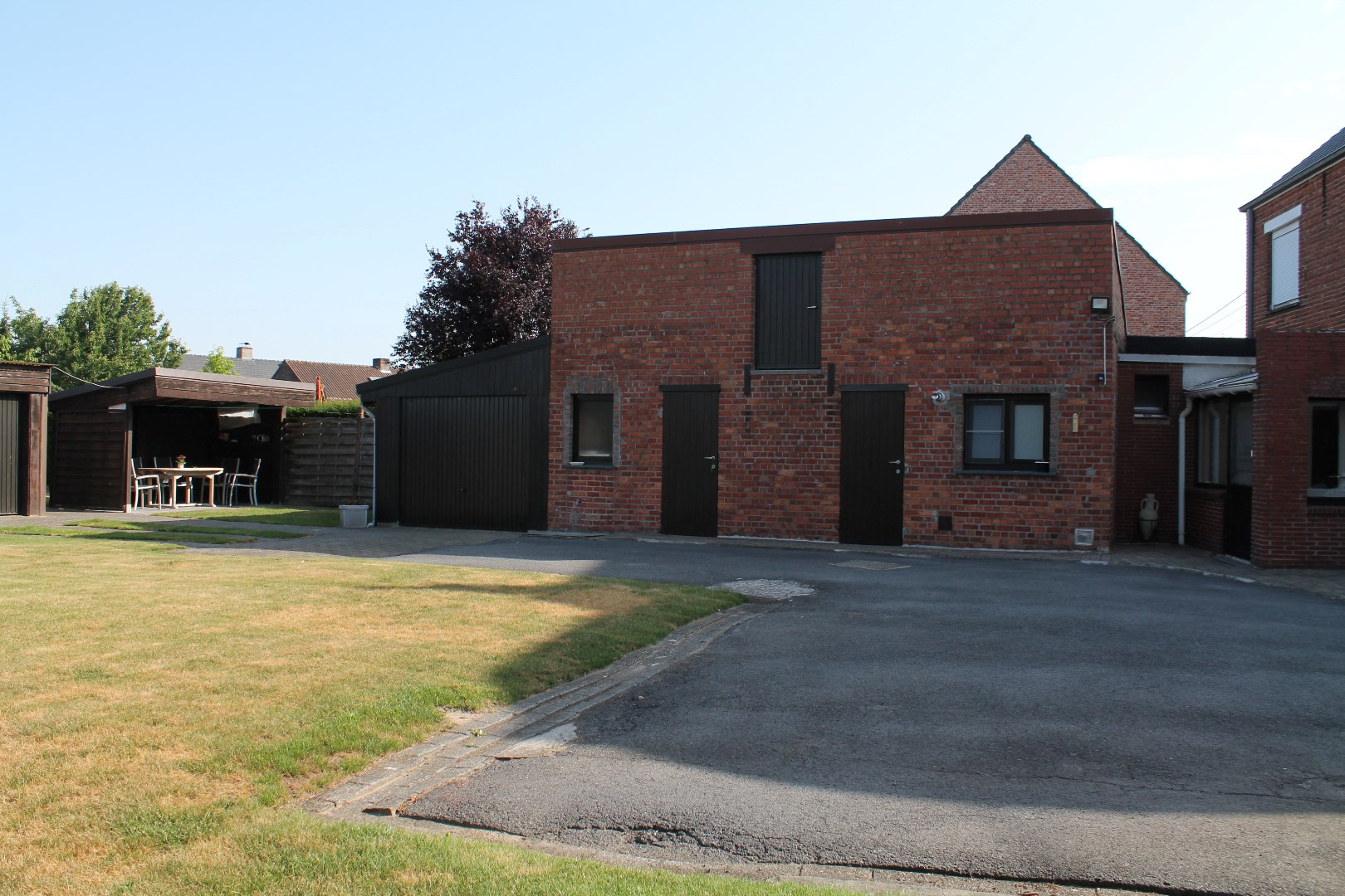 Grote en stevige woning, met garages, bergruimte en tuin op 1.324m&#178; 