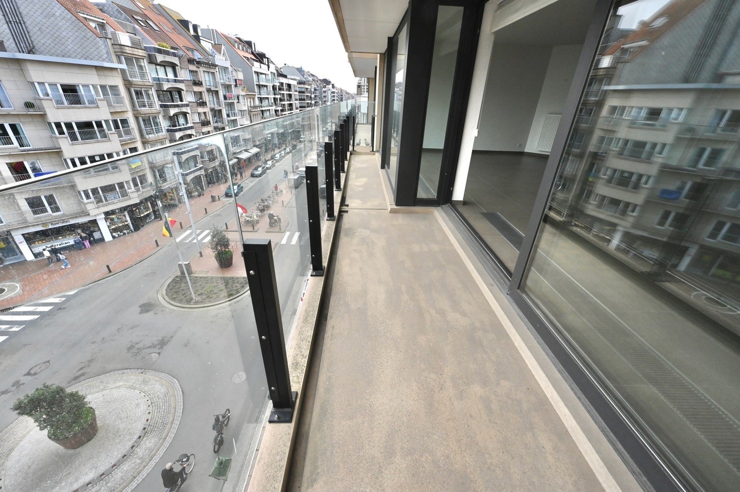 ONGEMEUBELD - Woonappartement in een rustige residentie, op de Lippenslaan (10m fa&#231;ade!). 