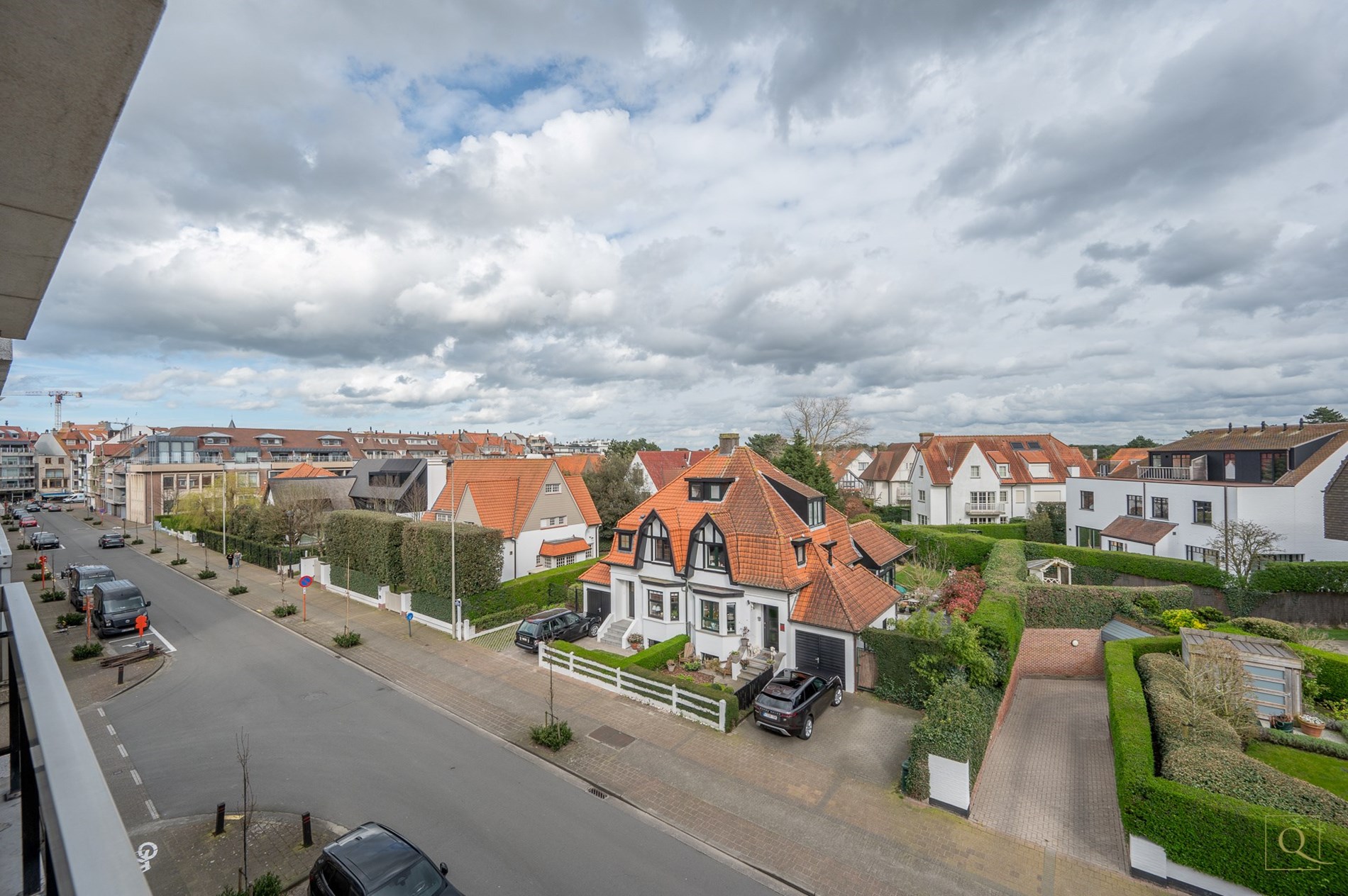 Prachtige renovatie met open zicht over de villa&#39;s en  3 slaapkamers centraal gelegen op de Piers de raveschootlaan te Knokke. 