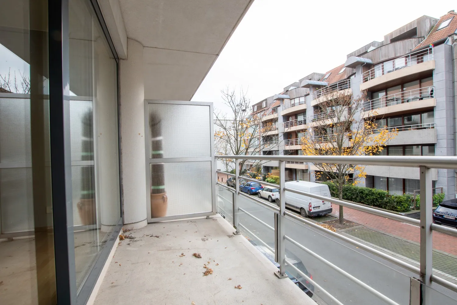Lichtrijk appartement met aangenaam westgericht terras gelegen vlakbij de Lippenslaan te Knokke.