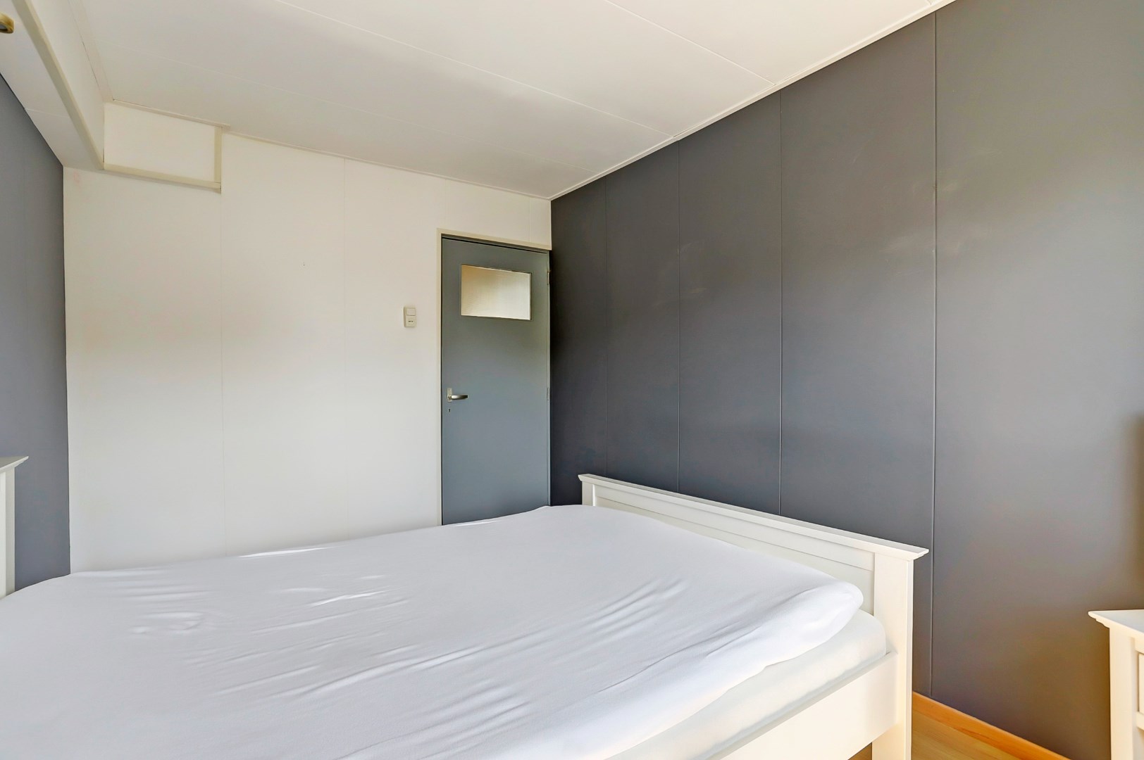Leuke starters hoekwoning op 206 m&#178; eigen grond met 4- (voorheen 5) kamers, kunststof kozijnen en zonnige brede tuin! 