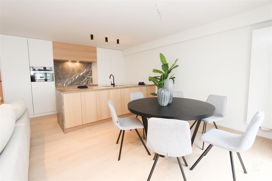 Top gerenoveerd appartement nabij de Lippenslaan en Zeedijk gelegen. Gevelbreedte van 7m! 