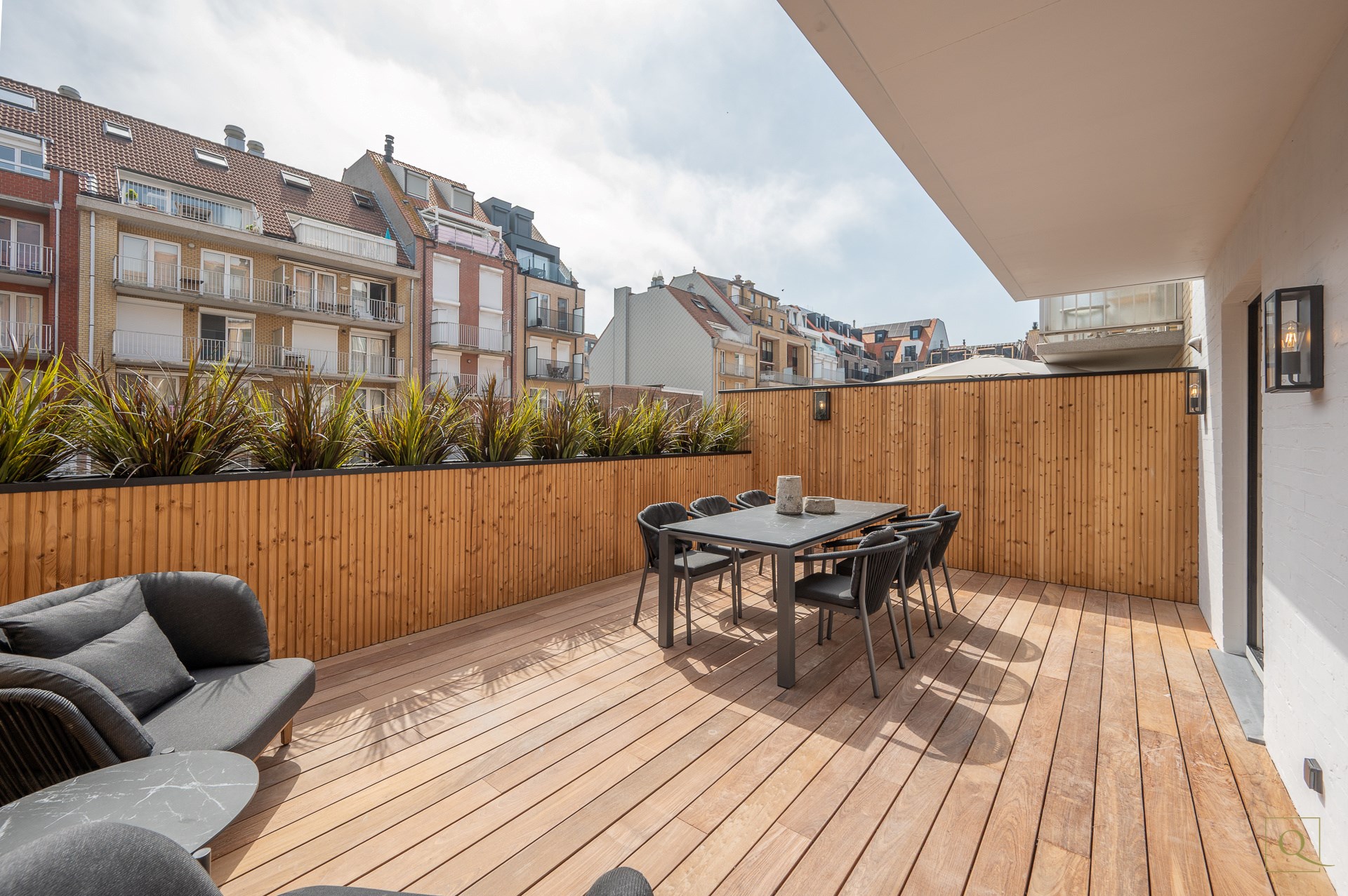 Appartement de luxe &#233;l&#233;gamment r&#233;nov&#233; avec deux terrasses ensoleill&#233;es &#224; proximit&#233; de la plage et des commerces. 