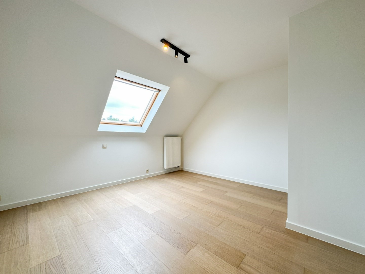 Instapklare woning met 3 slpk, tuin, autostaanplaats, rustige gelegen te Lichtervelde 