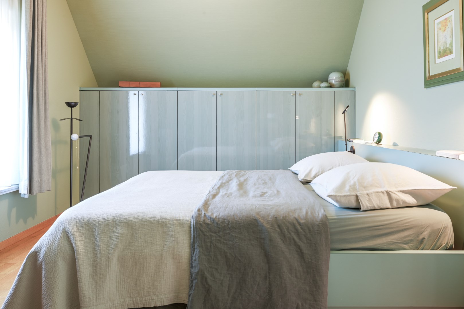 Vier ruime slaapkamers met vaste kastenwand 