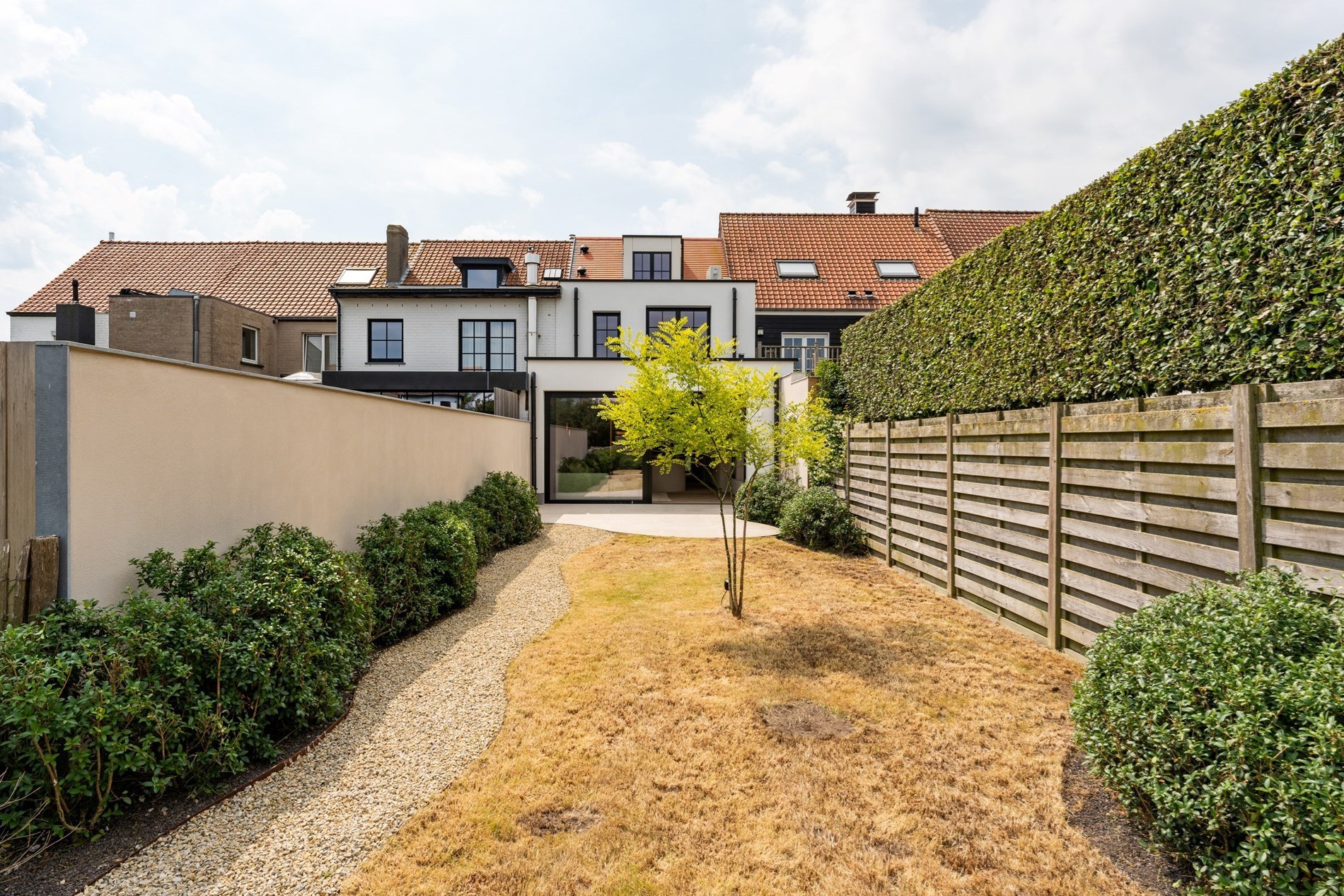 Maison enti&#232;rement r&#233;nov&#233;e avec 4 chambres et jardin enti&#232;rement am&#233;nag&#233; situ&#233;e &#224; la rue Jan Devisch. 