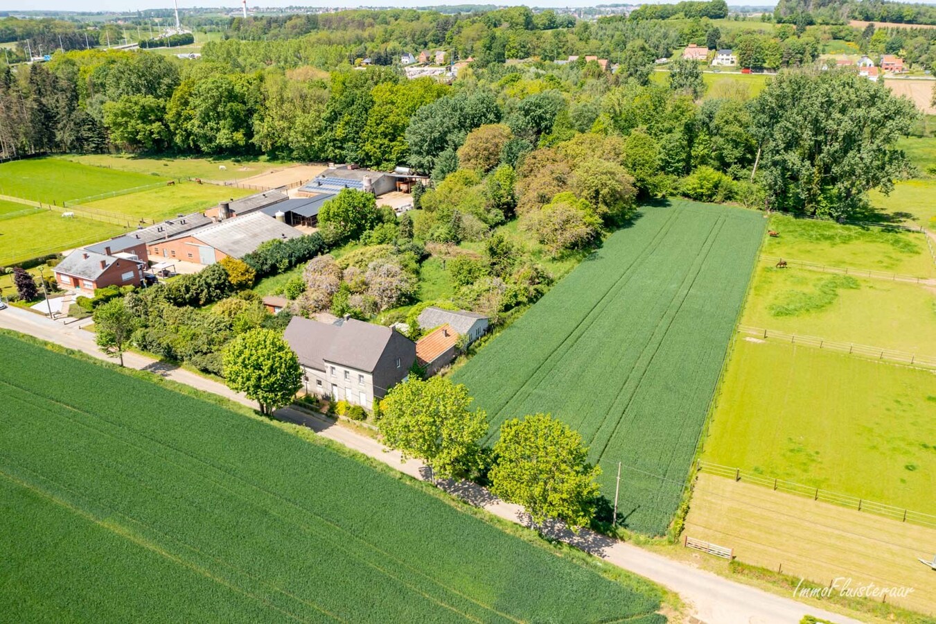 Quiet and rural located property with outbuildings on approx. 1.28ha in Bekkevoort (Flemish Brabant) 