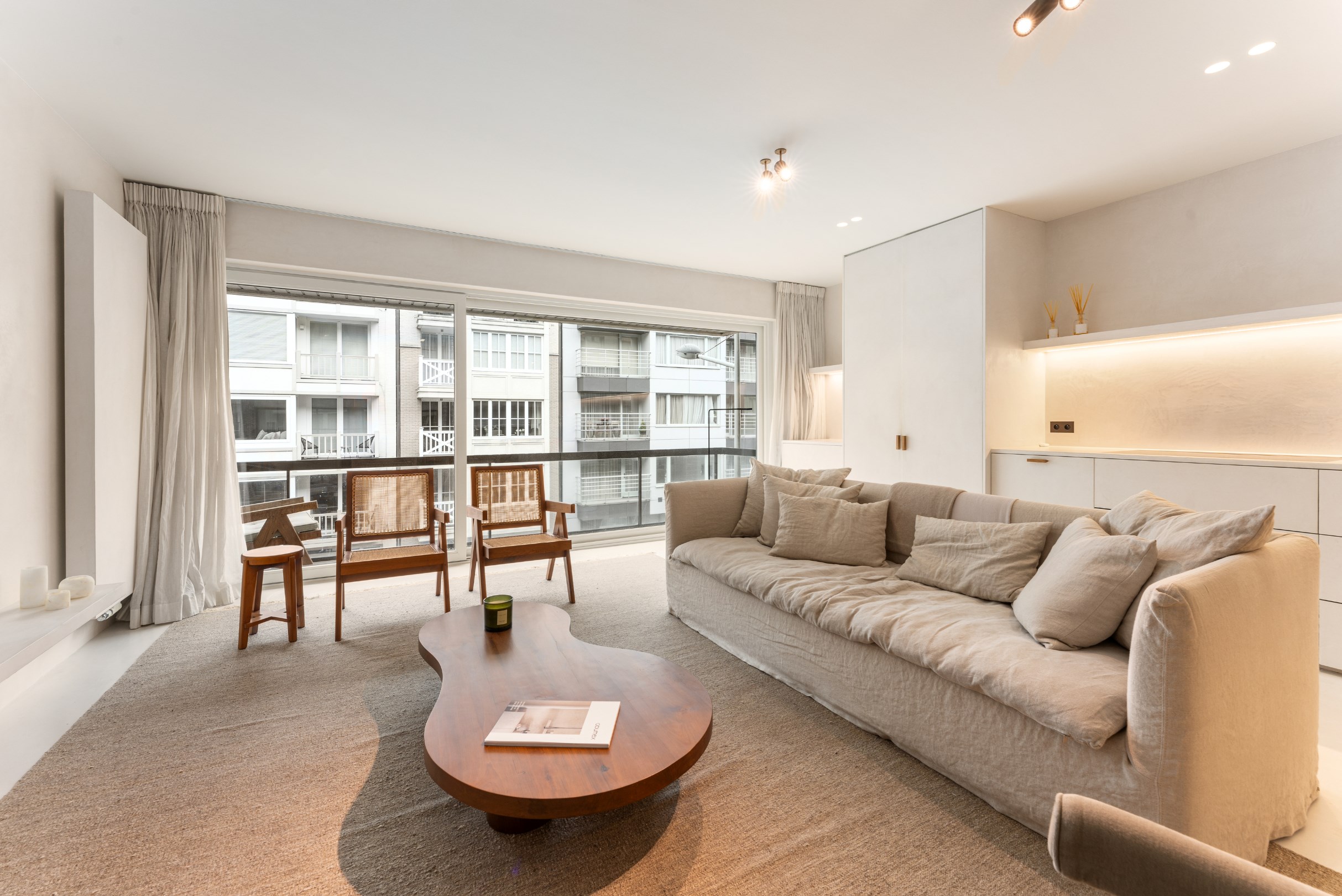 Bel appartement r&#233;nov&#233; situ&#233; du c&#244;t&#233; ensoleill&#233; de la Van Bunnenlaan &#224; Knokke, &#224; proximit&#233; de la digue. 