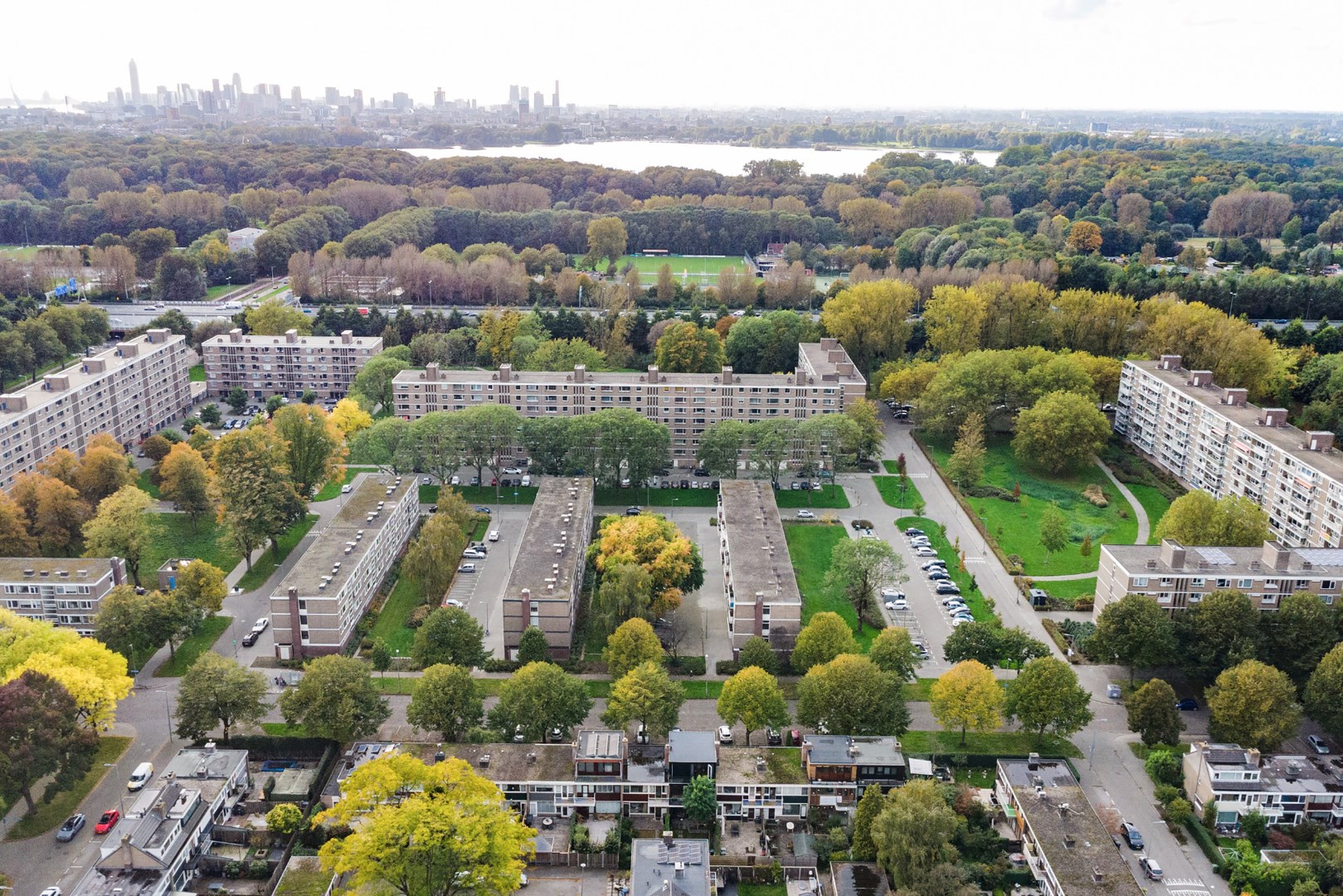 Kopers opgelet! Eenvoudige doch keurige 4 kamer tussenwoning met 3 slaapkamers, balkon, ruime tuin en separaat gelegen berging! 