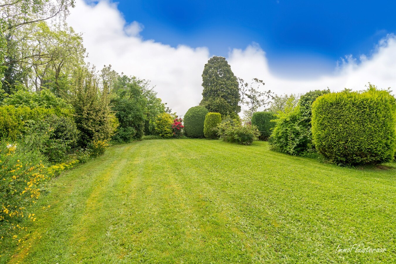 Maison authentique &#224; r&#233;nover avec jardin idyllique sur environ 95a. 