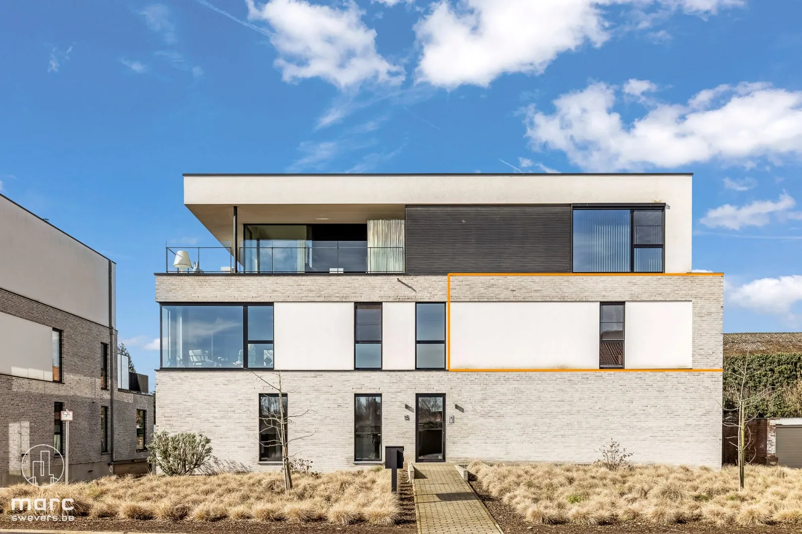 Leuk appartement aan het kanaal met één slaapkamer, supergroot terras en vlotte bereikbaarheid.