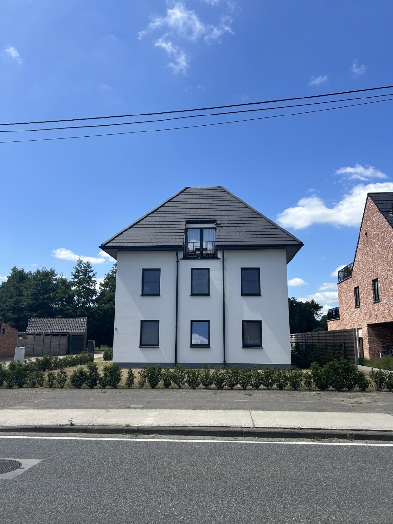 Recent, instapklaar appartement (75 m&#178;) met 2 slaapkamers in vrijstaande, kleinschalige residentie + autostaanplaats 