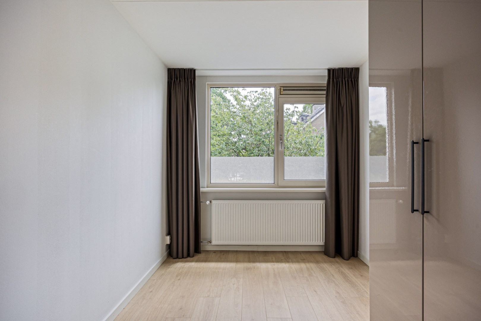 Ruime eengezinswoning met 5 kamers op eigen grond, 11 zonnepanelen en een centrale ligging in de wijk Ommoord. 