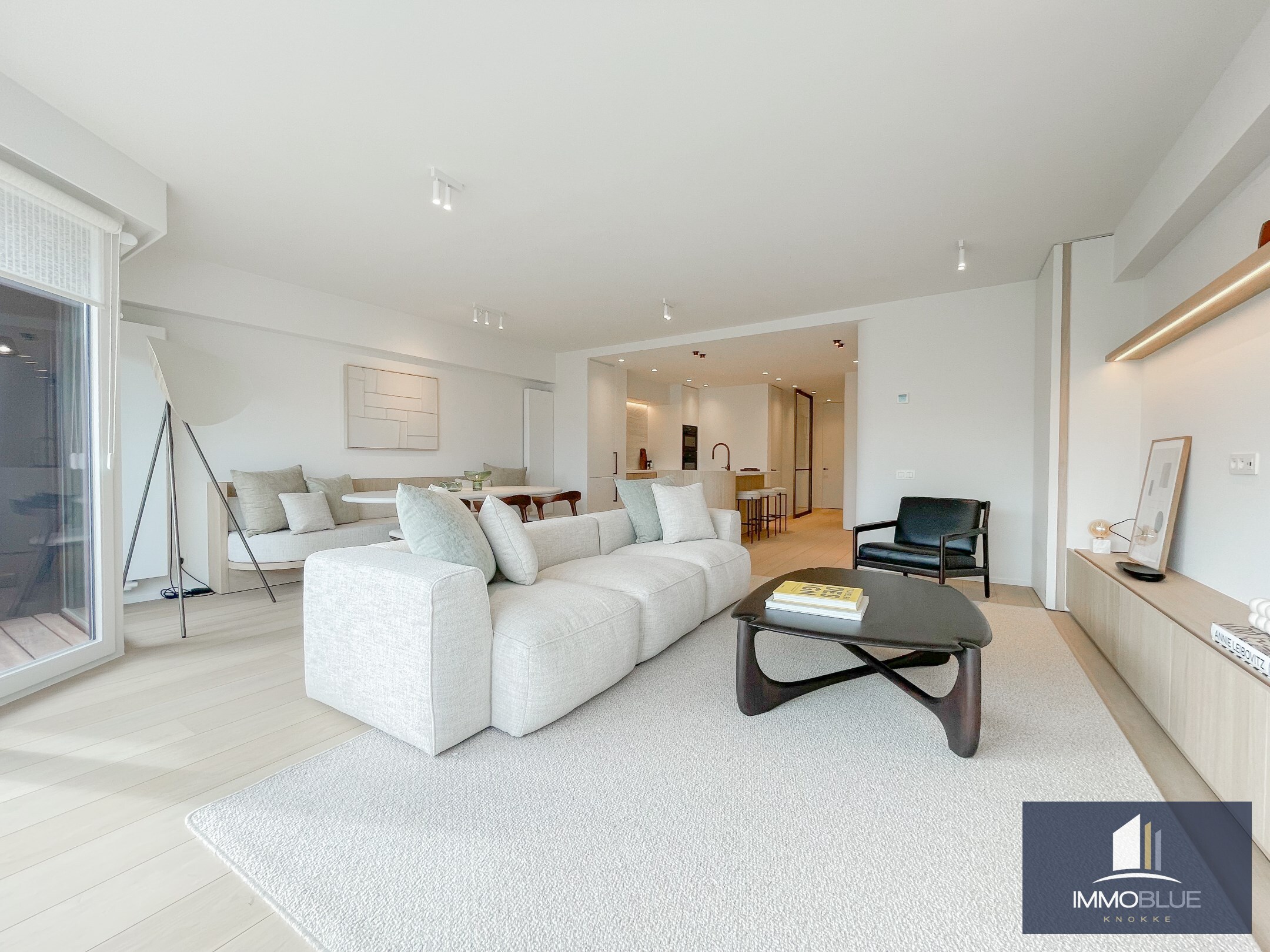 Volledig gerenoveerd, tijdloos appartement met open zicht en een royale gevelbreedte. 