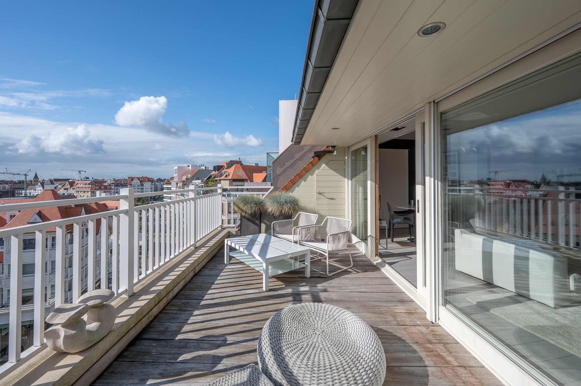 Vennootschap met in zijn actief een uitzonderlijke luxueuze duplex met een gevelbreedte van bijna 10m en een prachtig open zicht op de villa&#39;s te Zoute in Knokke. Dubbele garage inbegrepen, zeer nabij 