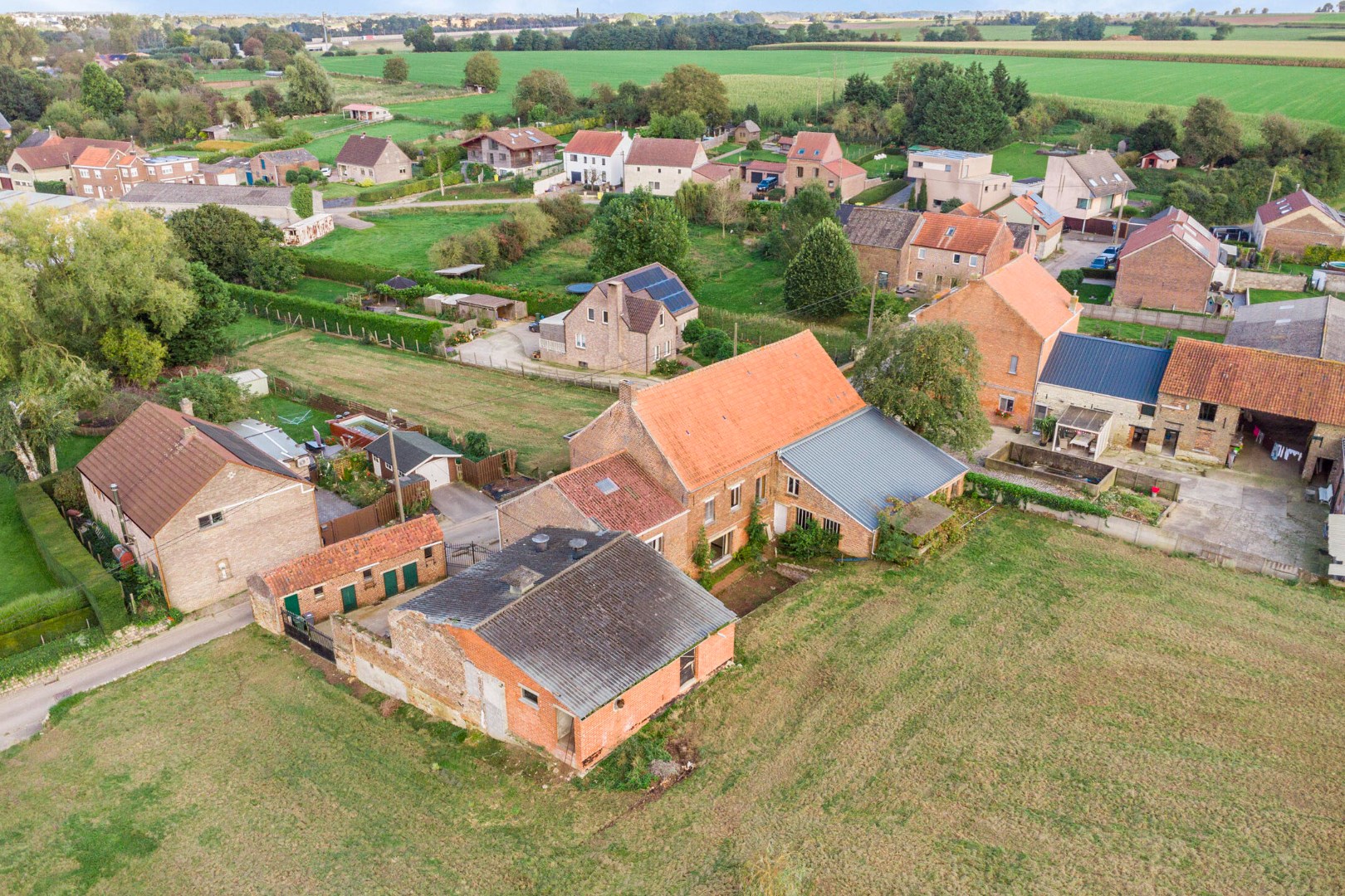 Ruime, rustig gelegen hoeve in Hoksem - bewoonbare opp. 225 m&#178; - totale oppervlakte 525 m&#178; - EPC 787 KWh/m&#178; 