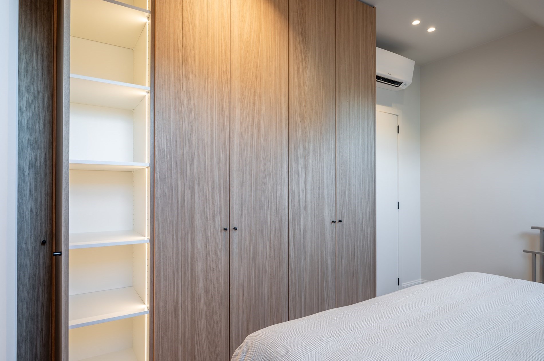 Nieuwbouw duplex appartement met prachtige zichten op de minigolf en zijdelings zeezicht gelegen vlakbij de Kustlaan te Knokke. 