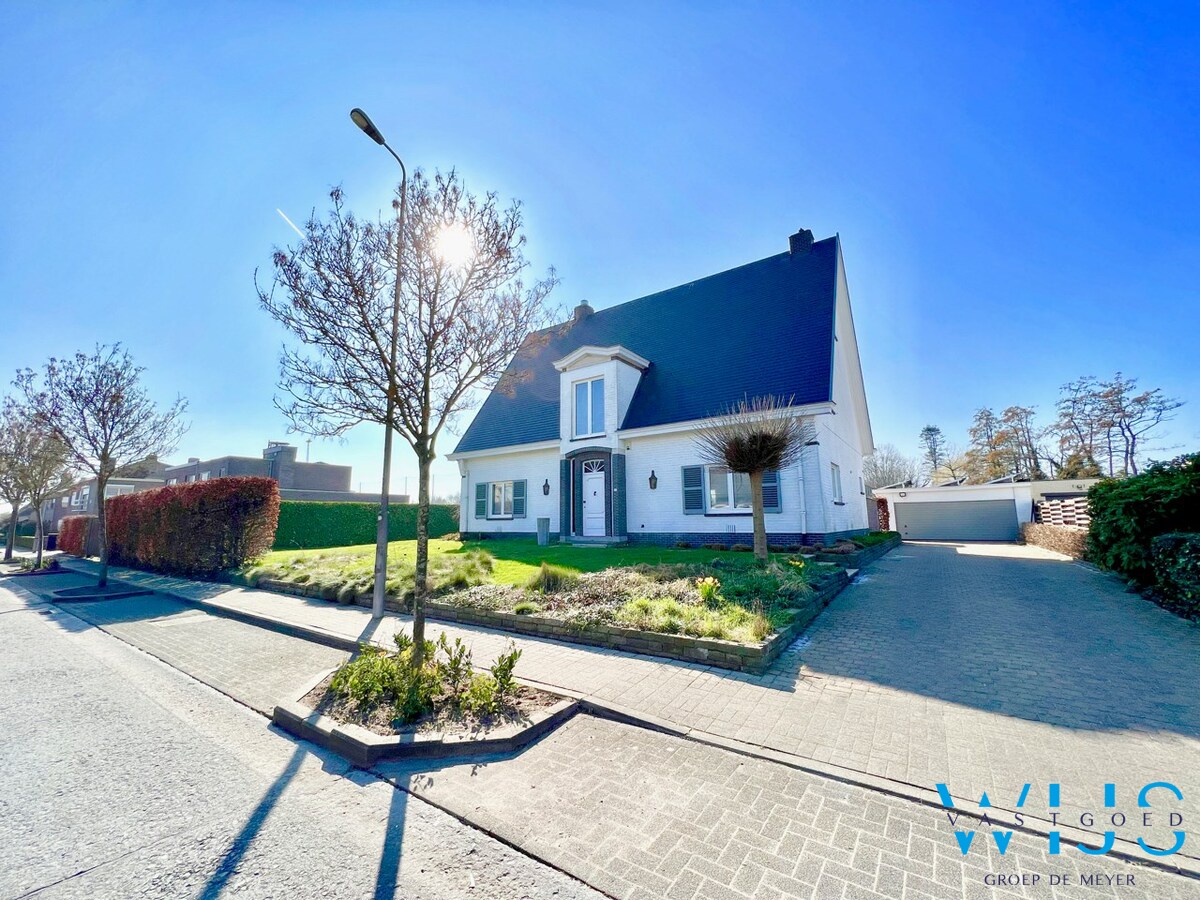 Statig woonhuis op 1104 m&#178; in het centrum van Sleidinge ! 