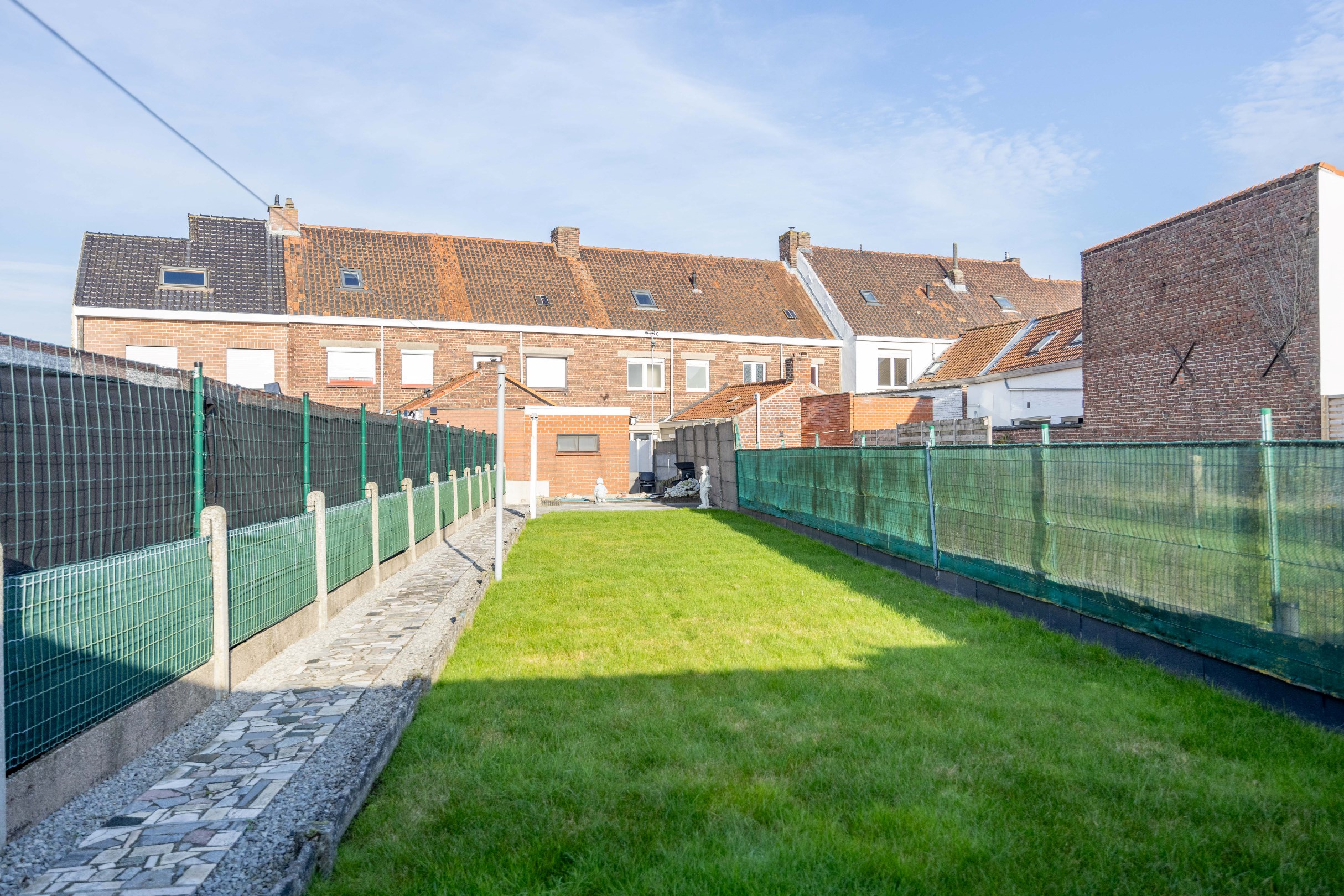 WONING MET GARAGE EN UITWEG 