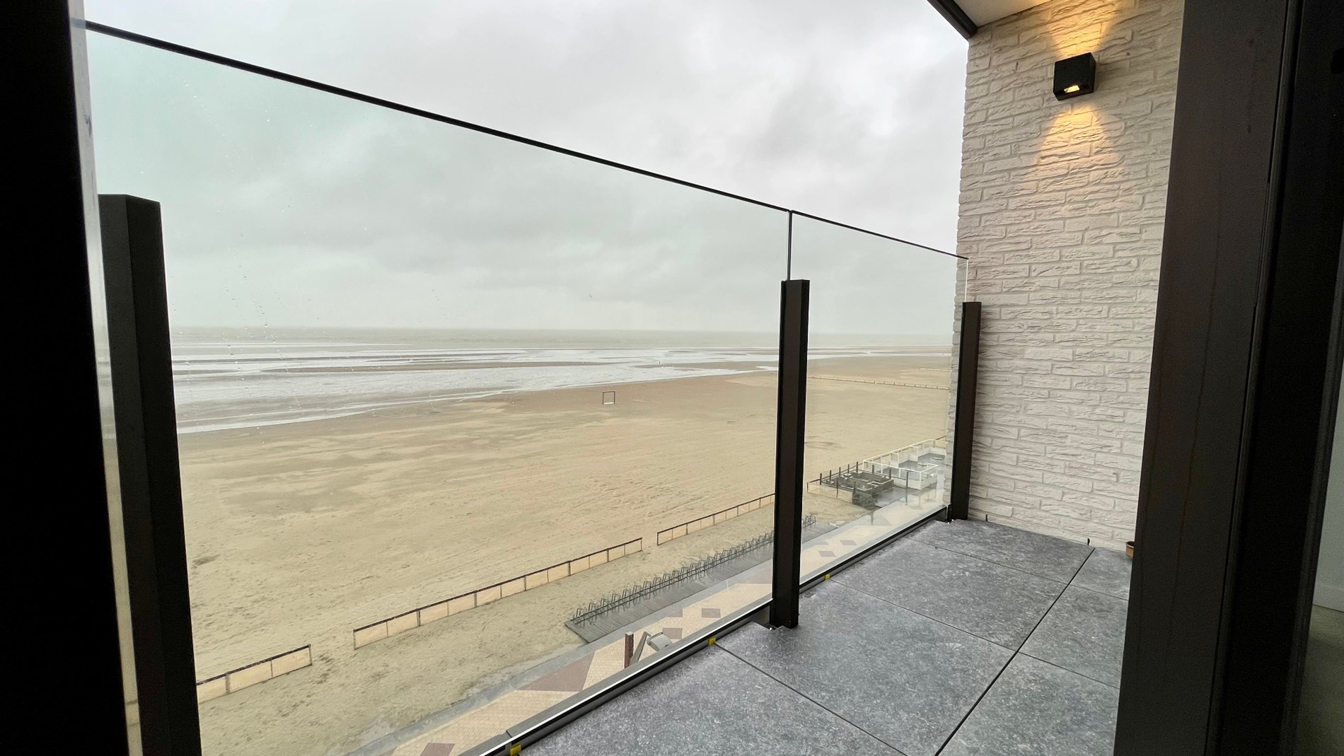 Mooi nieuwbouwappartement centraal gelegen op de zeedijk in Knokke-Heist 