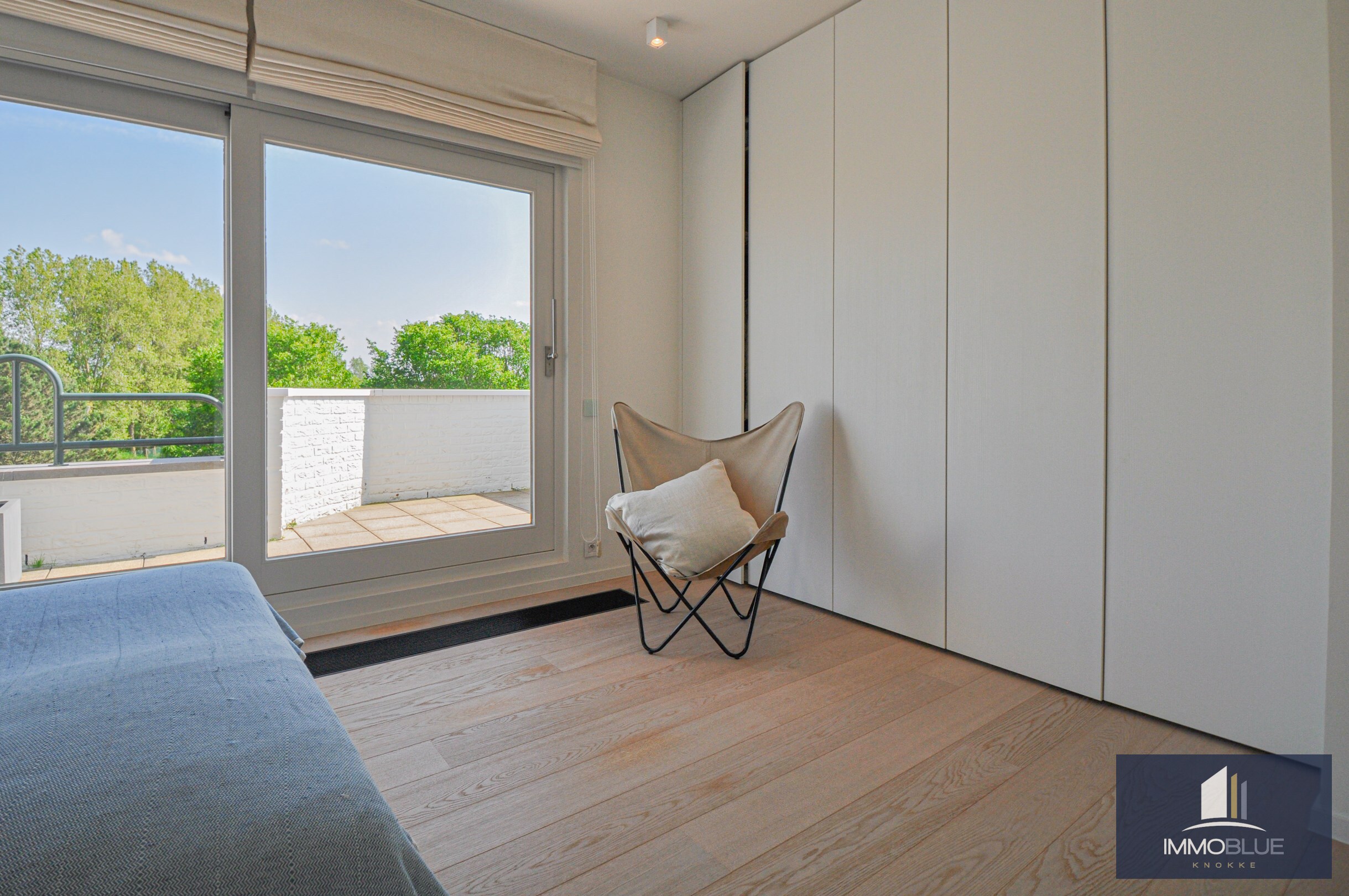 Subliem hoekappartement met ruime terrassen gelegen in het prestigieuze domein Tennis Garden. 