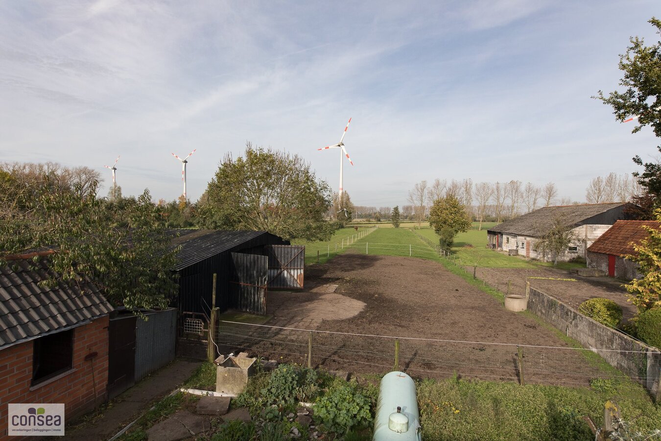 TE KOOP: SUBLIEM GELEGEN HOEVE OP EEN BUITENGEWONE OPPERVLAKTE. 