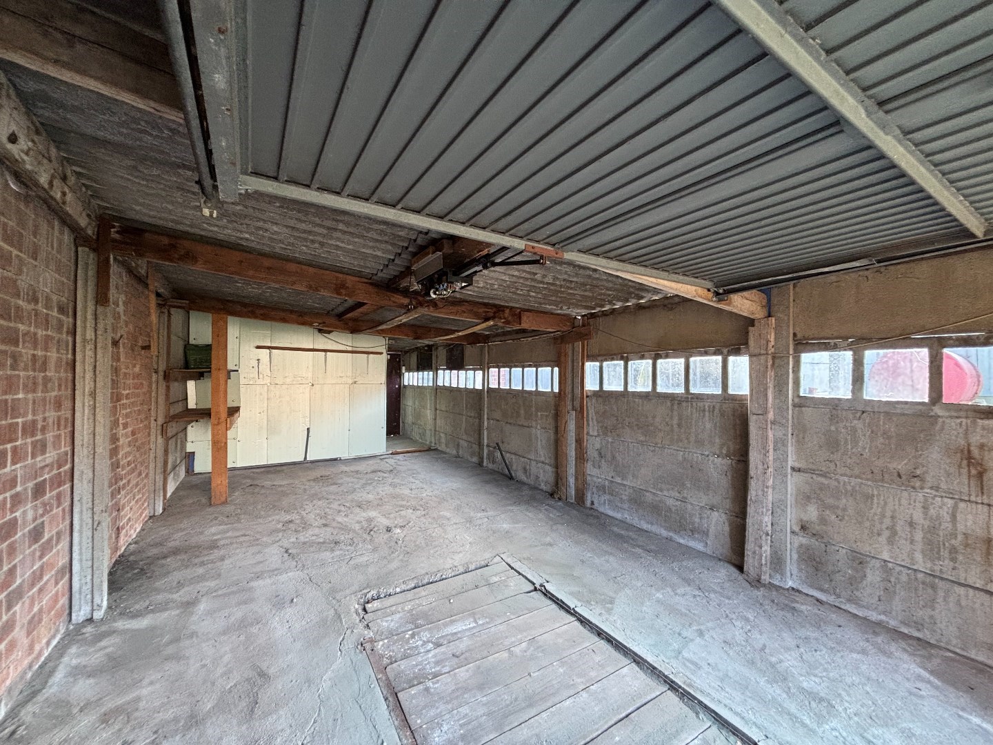 Te renoveren woning met 2 ruime slaapkamers in Mol 