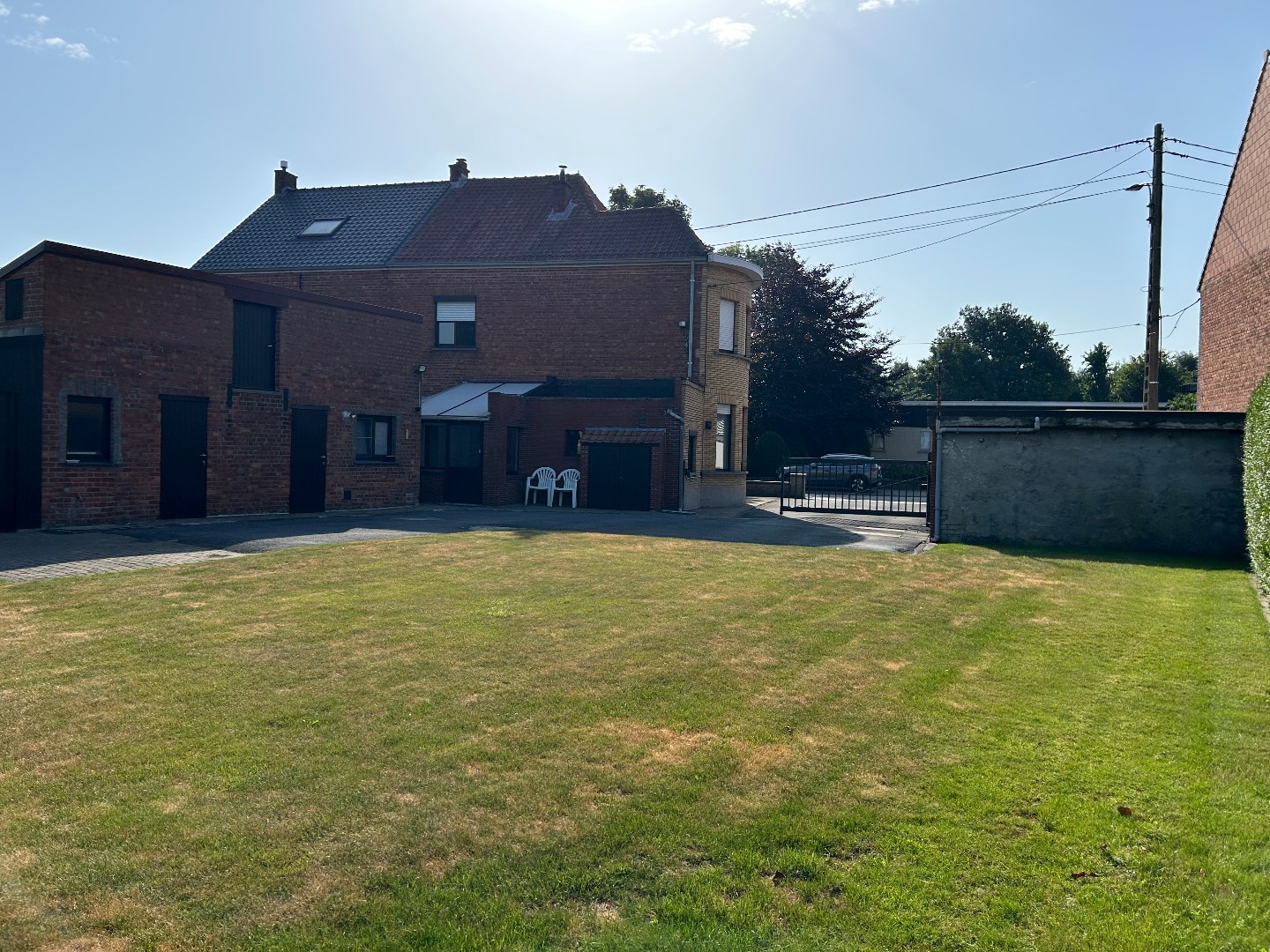 Grote en stevige woning, met garages, bergruimte en tuin op 1.324m&#178; 
