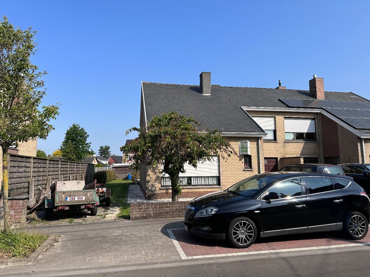 Woning met 3 slaapkamers en garage te koop te Koekelare 