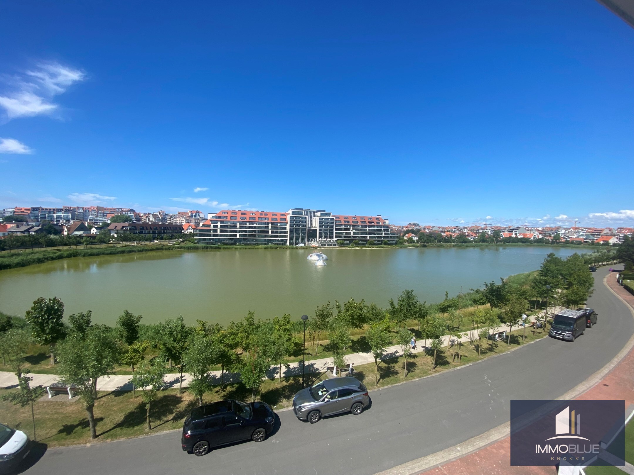 Appartement d&#39;angle enti&#232;rement r&#233;nov&#233; avec une belle vue sur le lac de la Victoire. 