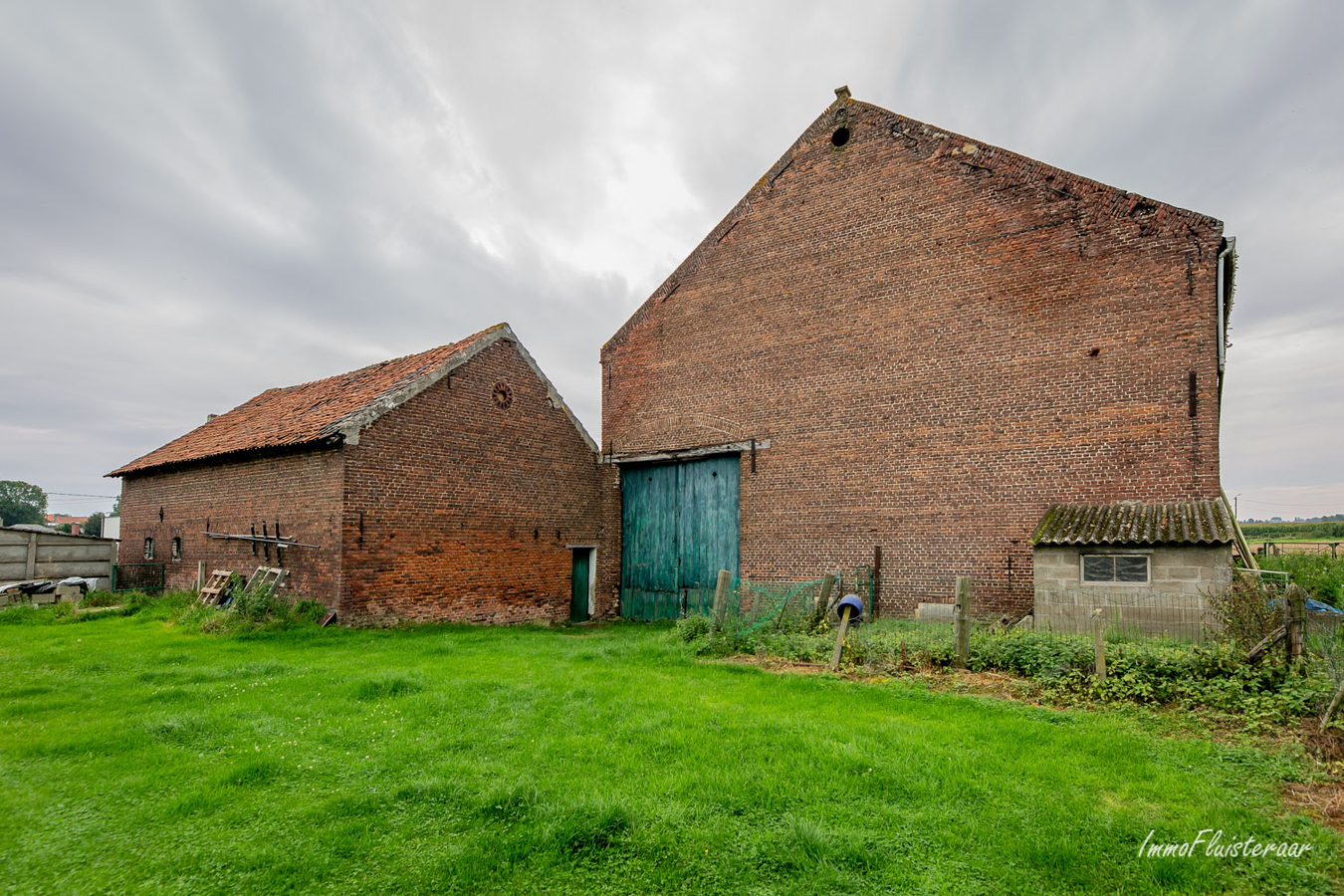 Te renoveren historische vierkantshoeve met woning, stallen, schuur en grond op ca. 30a te Tienen (Hakendover; Vlaams-Brabant) 