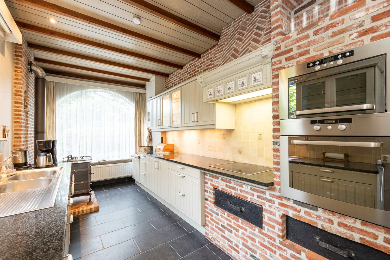 Karaktervolle villa op een perceel van  1.779 m&#178; te Schilde op wandelafstand van het centrum 