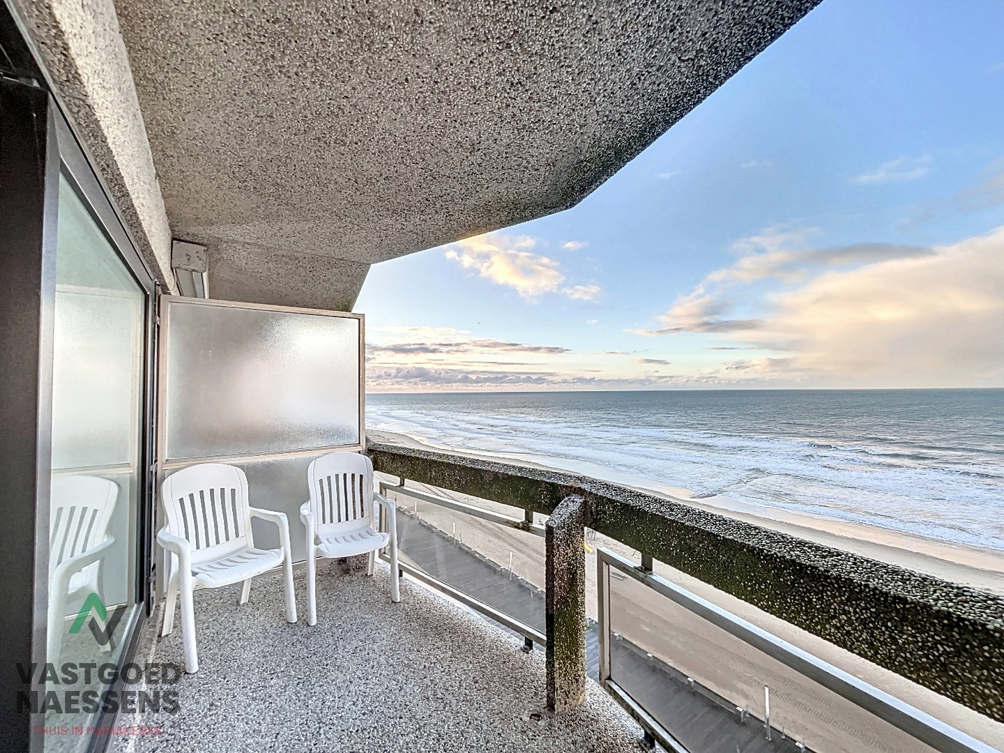 STUDIO R&#201;NOV&#201; AVEC TERRASSE ET VUE SUR LA MER 