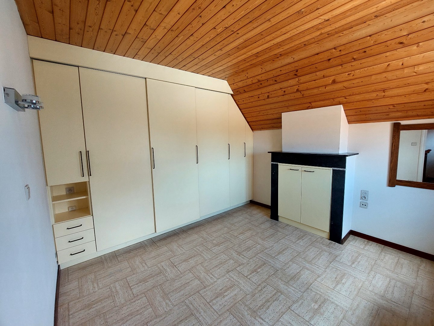Halfopen bebouwing met ruime tuin en garage 