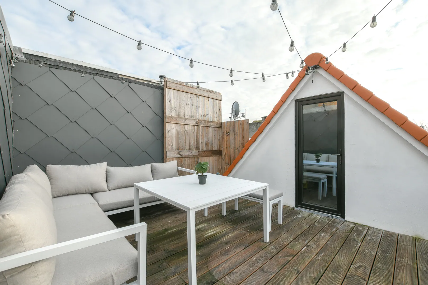 Smaakvol gerenoveerde woning met garage, 3 slaapkamer, bureau en zonnig dakterras!