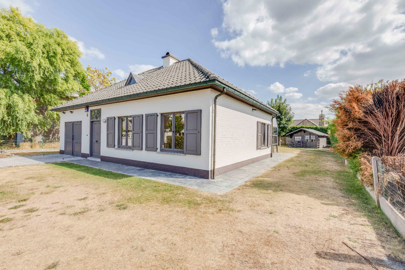 Zeer goed onderhouden woning  met 3 slaapkamers en aangename tuin. 