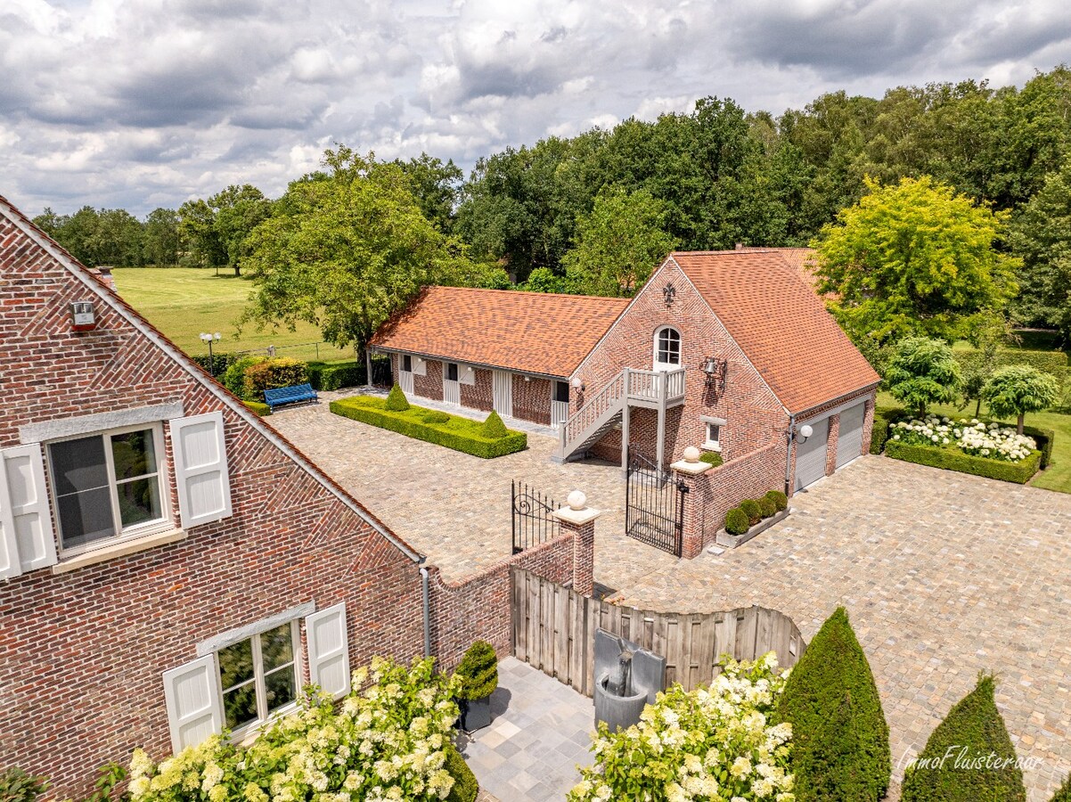 Manoir exclusif avec &#233;curies, piscine et court de tennis sur un domaine d&#39;environ 9 hectares &#224; Retie. 