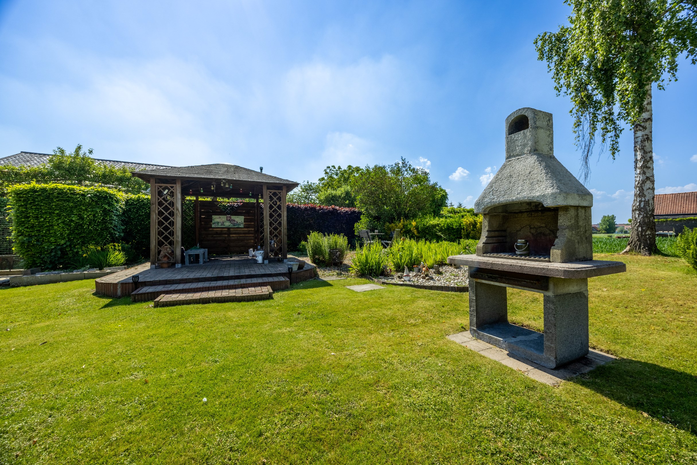 LANDELIJK GELEGEN WONING OP 1.674 M&#178; 