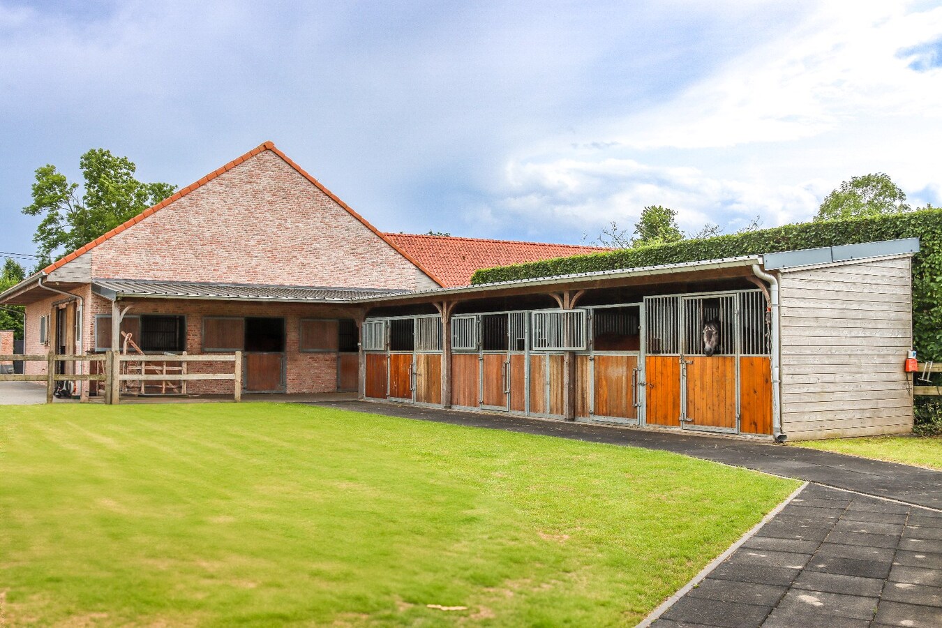 Exclusieve villa met paardenaccommodatie op ca. 1,3 ha te Sint-Katelijne-Waver 