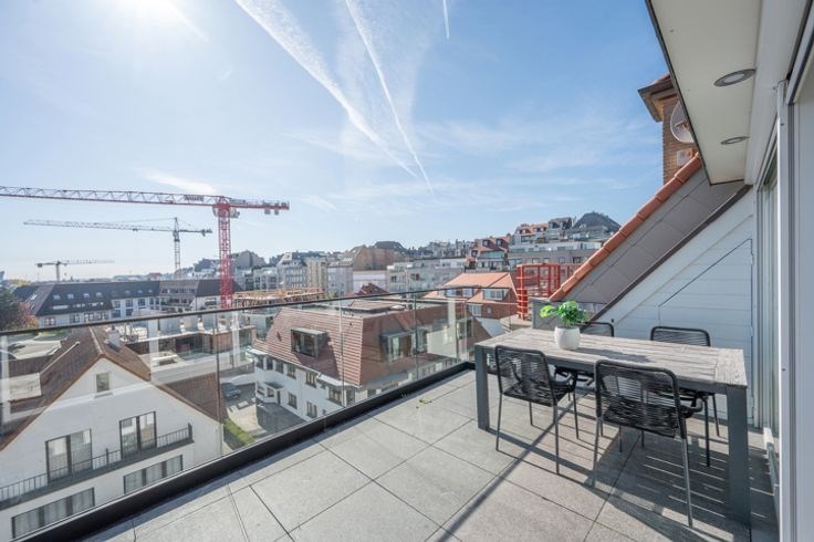 Merveilleux appartement en duplex r&#233;nov&#233;, spacieux, avec des vues panoramiques magnifiques et des terrasses &#224; proximit&#233; du Rubens. 