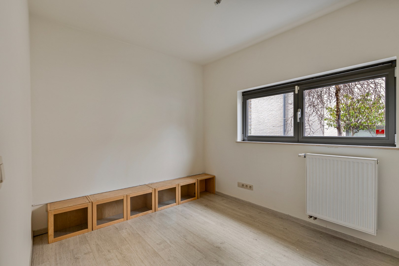 Ideaal gelegen gelijkvloers appartement met 3 slaapkamers in verkeersvrije straat - EPC 133 kWh/m&#178; - bewoonbare opp. 127 m&#178; 