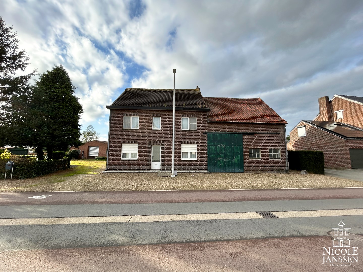 Te renoveren ruime hoevewoning met stallingen en grond 